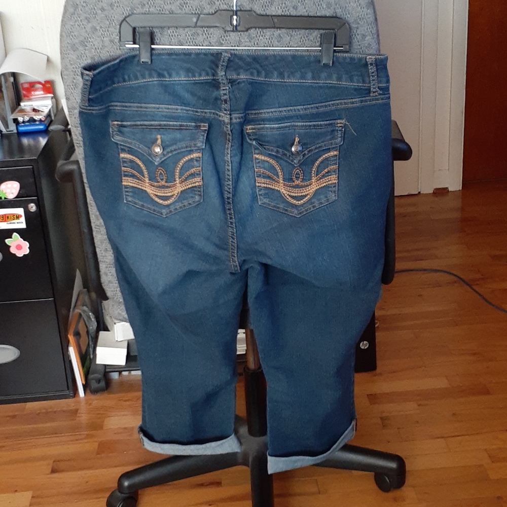 Torrid Size 18 capri jeans.